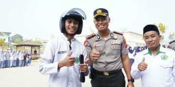 Kapolresta Kendari Kombes Pol. Safi’i Nafsikin, S.H., S.I.K., M.H., mengedukasi pelajar tentang kesadaran hukum dan keselamatan berlalu lintas