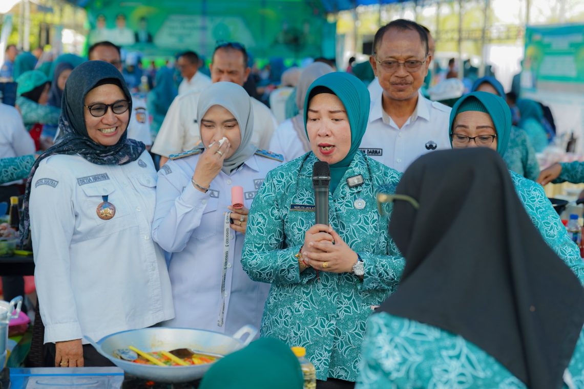 Kepala Dinkes Konsel dan Kadis Perikanan Konsel terlibat langsung dalam lomba olahan ikan yang diikuti TP-PKK dari seluruh kecamatan di Konawe Selatan