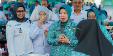 Kepala Dinkes Konsel dan Kadis Perikanan Konsel terlibat langsung dalam lomba olahan ikan yang diikuti TP-PKK dari seluruh kecamatan di Konawe Selatan